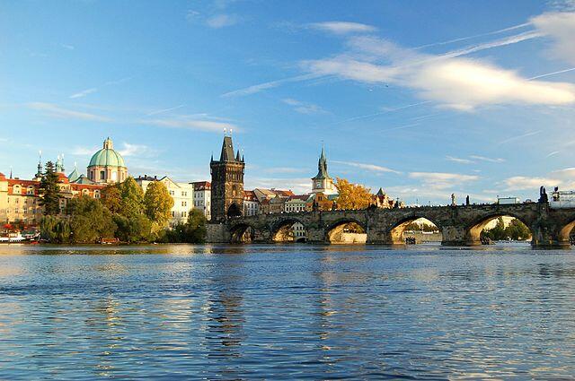 charles_bridge_wikimedia_commons_eating_prague