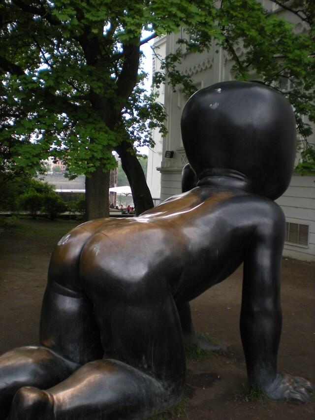 david_cerny_babies_kampa_park_eating_prague