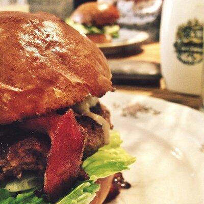 dish_burger_prague_eating_prague