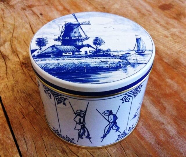 A tin of stroopwafels is a great Dutch gift for the folks back home!
