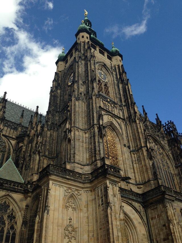 tram22_st_vitus_eating_prague