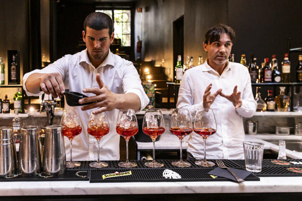 rome-cocktail-making-negroni