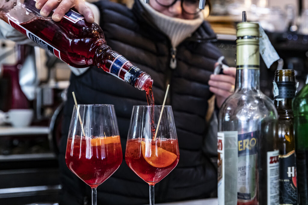 a bartender pours a venetian spritz on an eating europe food tour