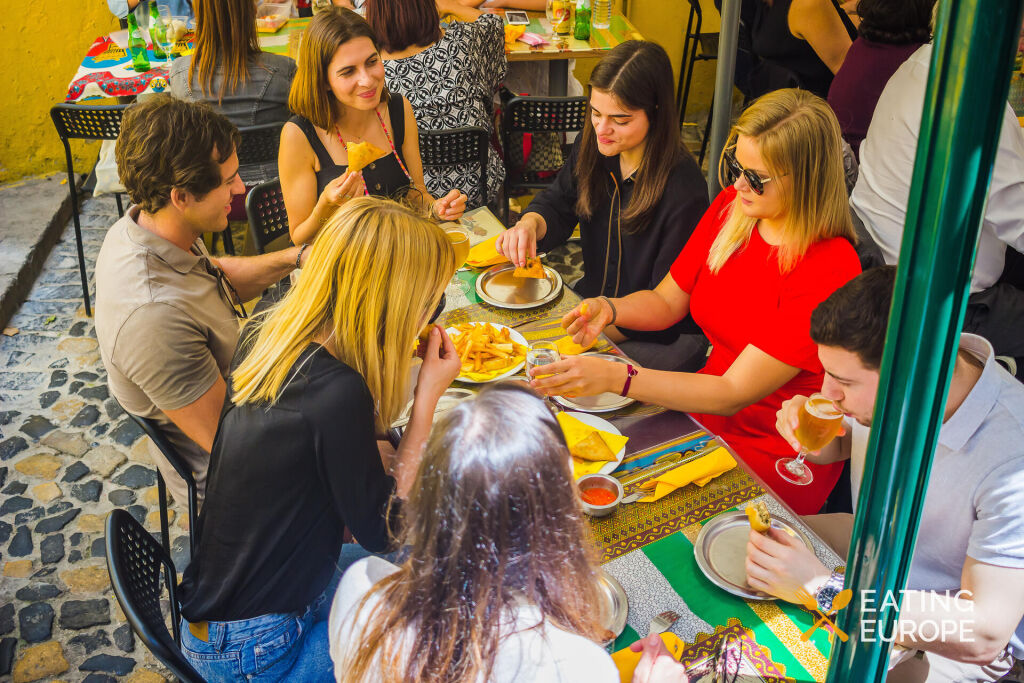 Cantinho do Aziz. Chamussa and a Mozambican beer
