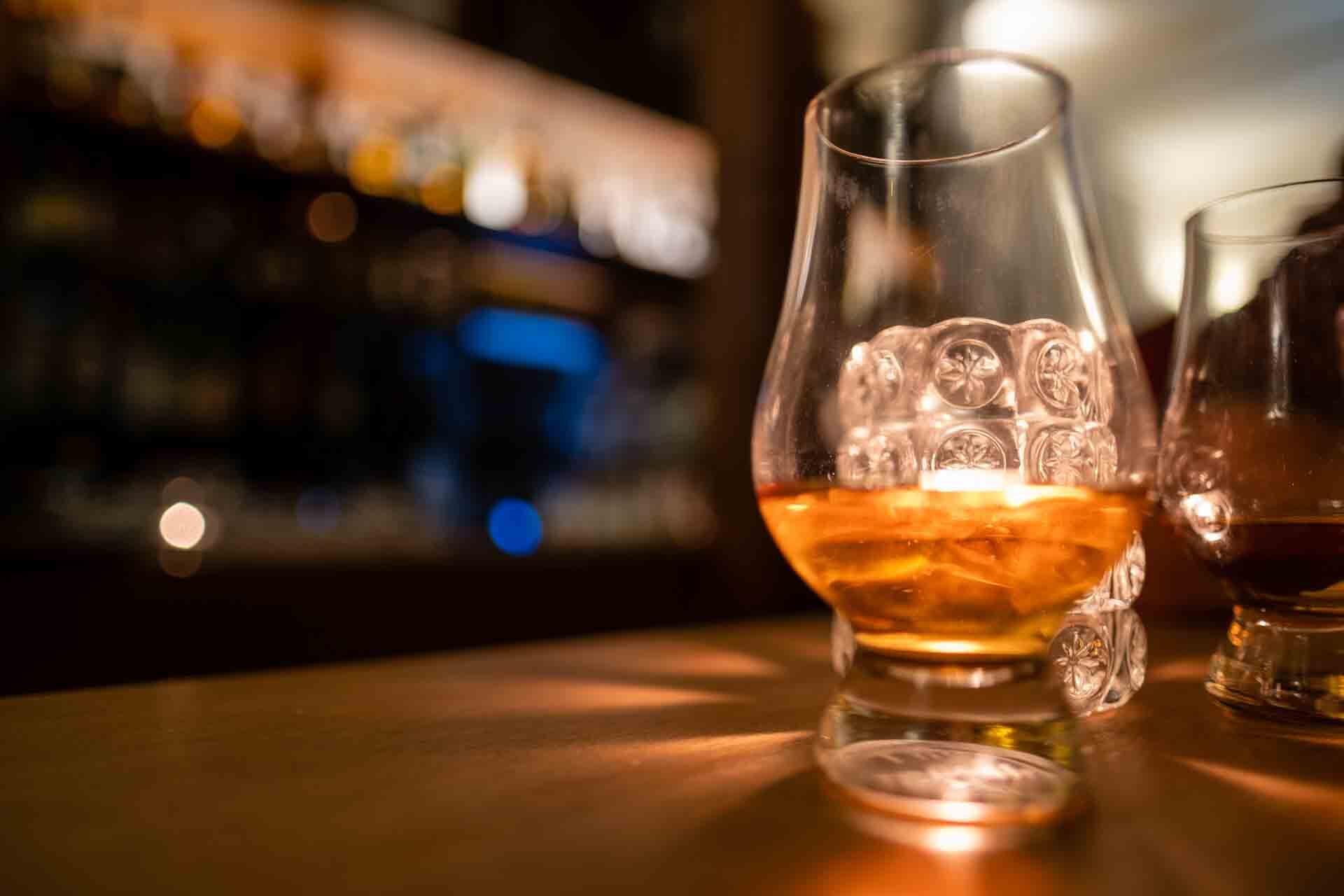 glass_of_whisky_in_Edinburgh