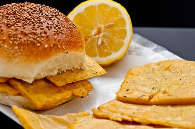 panelle_sandwich_with_lemon