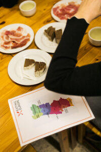 information_leaflet_and_dishes_at_casa_louro_Porto