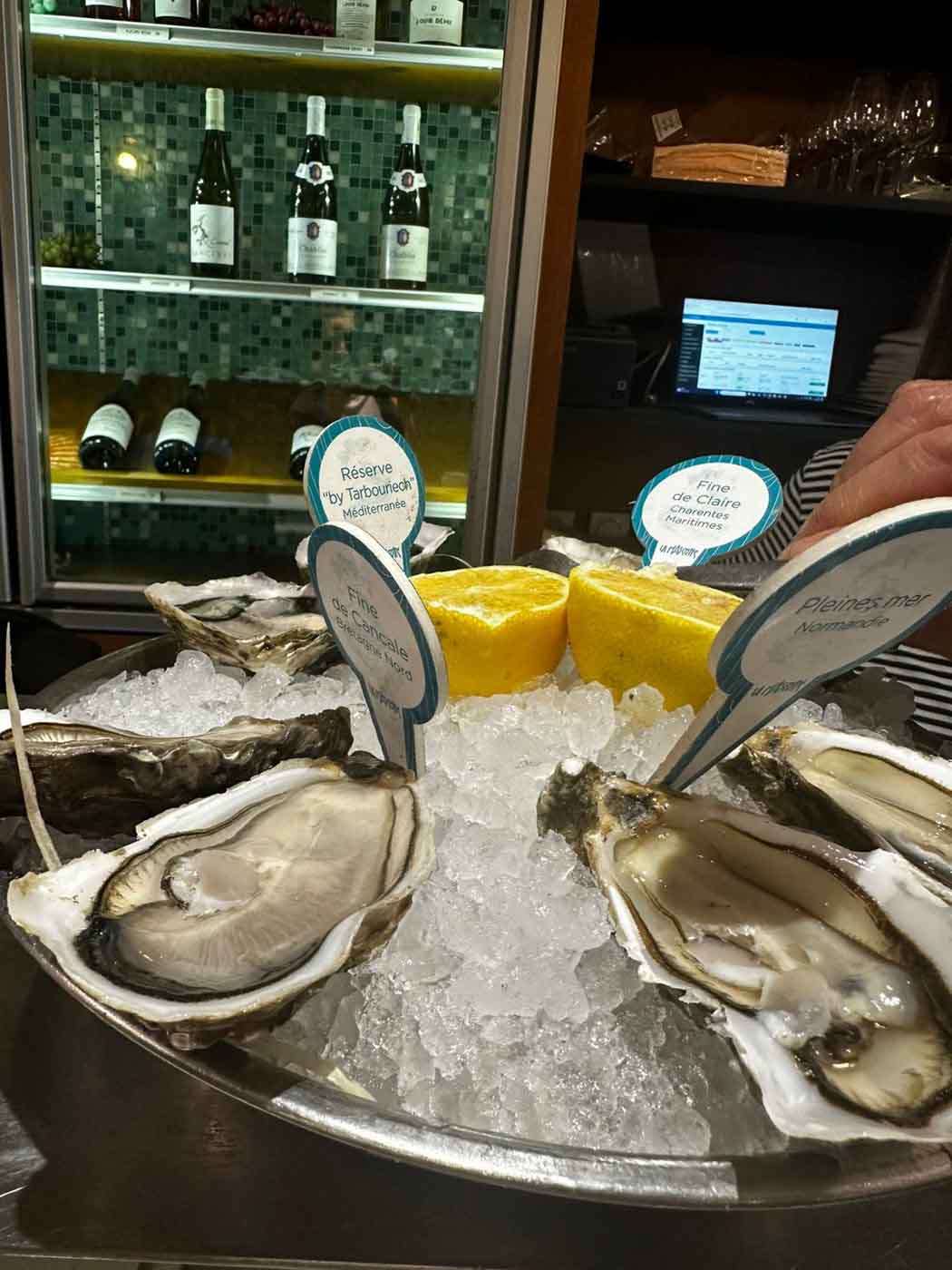Bowl_of_oysters_L’Écailler_de_La_Mascotte_Paris
