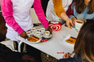 server_dropping_coffee_and_bispo_at_Trigo Doce_Porto