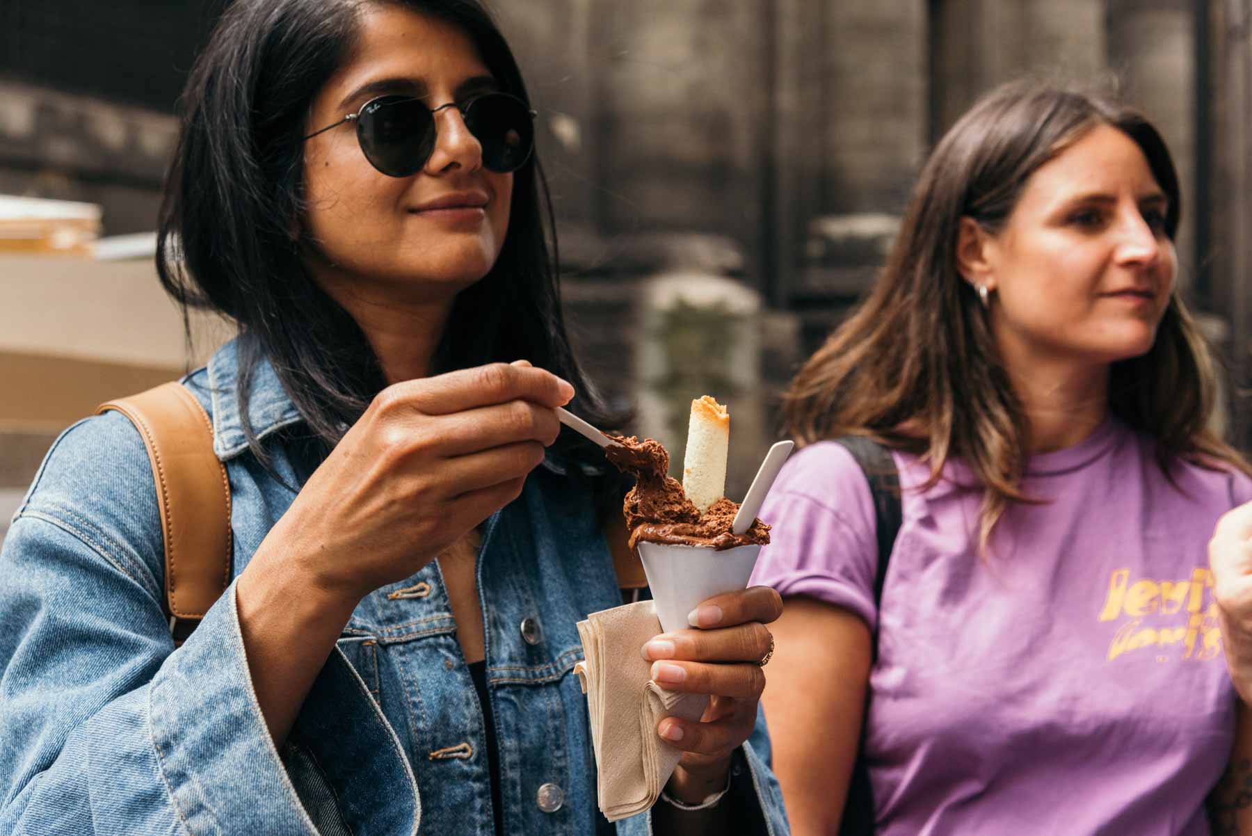 customer_eating_at_Chapon_et_la_Chocolaterie_paris