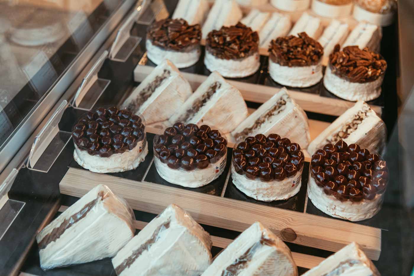 selection_at_Laurent_Dubois_Cheeseshop_Paris