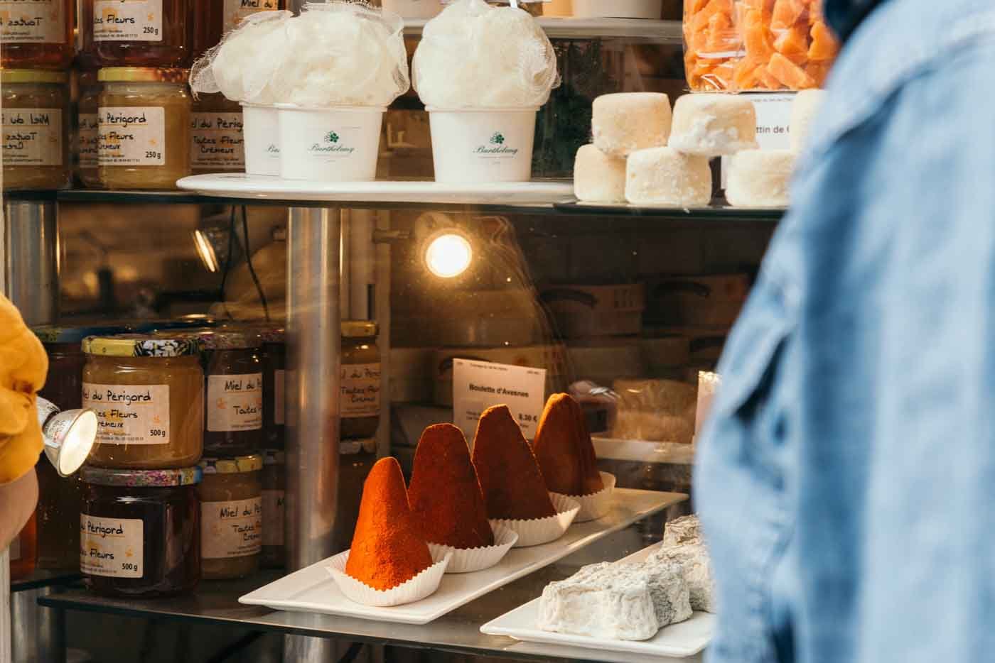fridge_at_Fromagerie_Barthélemy_Paris