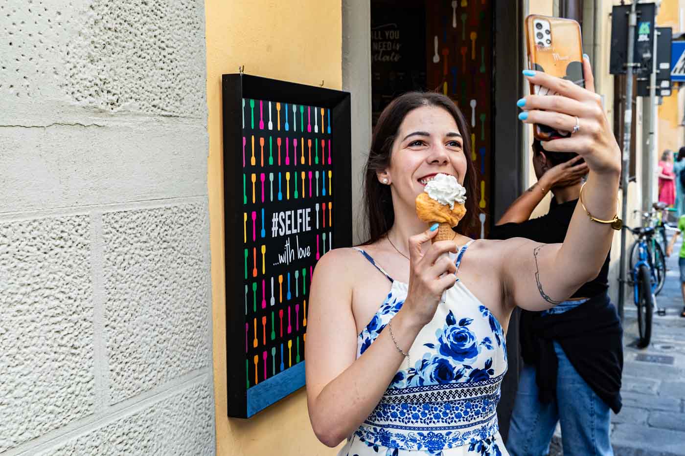 Customer_taking_selfie_with_ice_cream_at_La_Sorbettiera_Florence