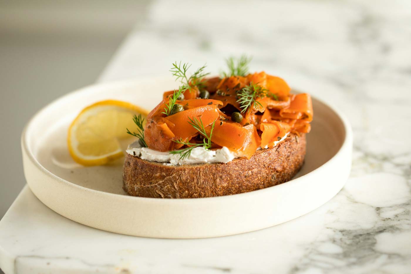 Smoked_salmon_and_toast_Barcelona