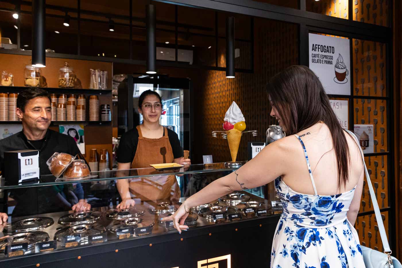 Woman_ordering_ice_cream_at_La_Sorbettiera_Florence
