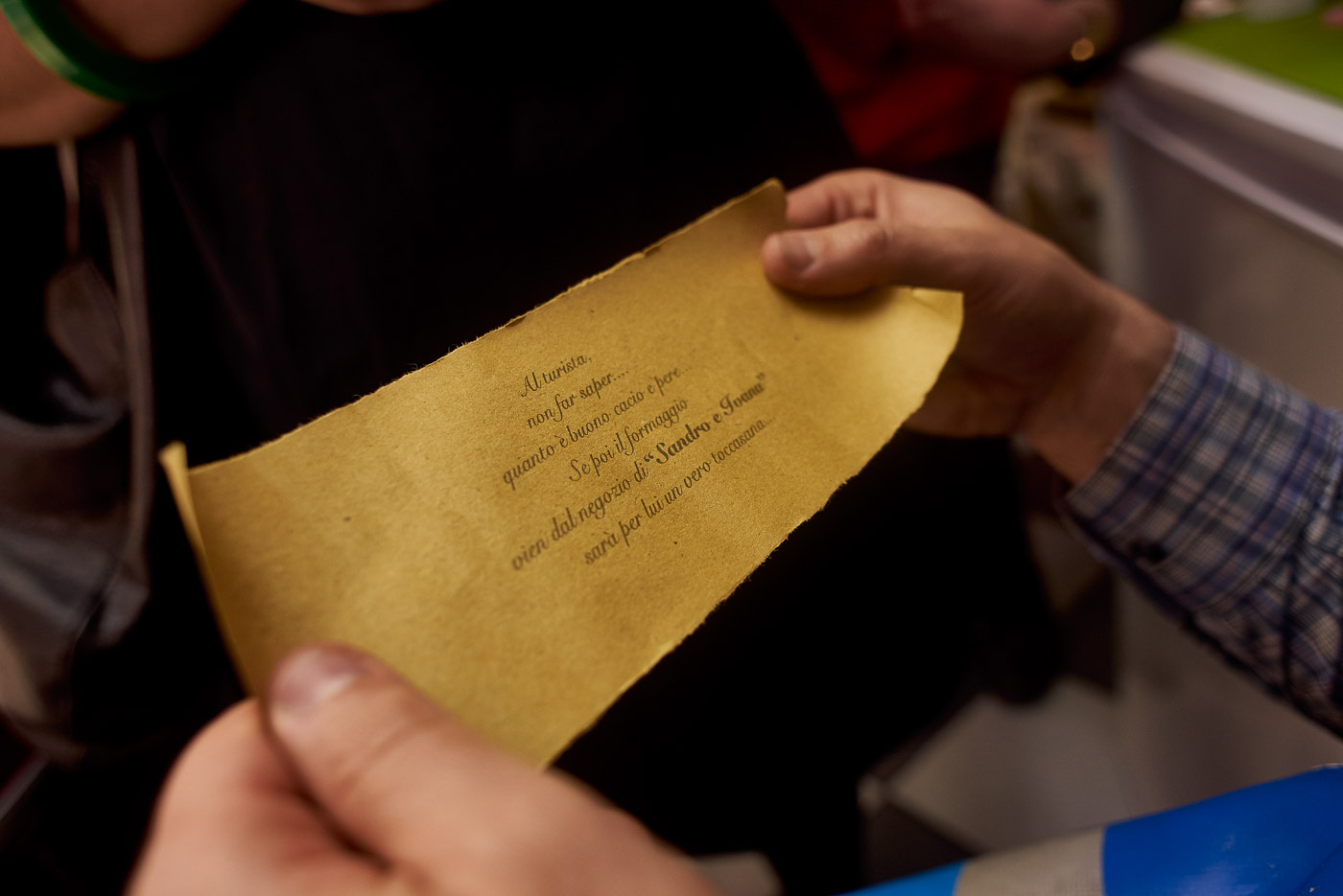 Person_reading_notes_Alimentari_Sandro_&_Ivana_Florence