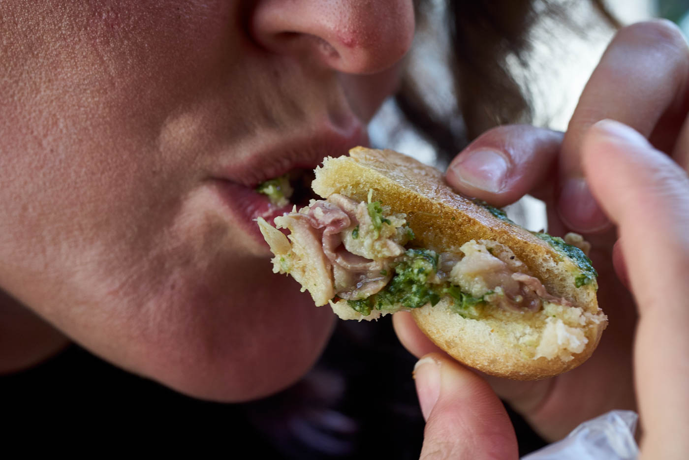 Person_eating_Da_Simone_Florence