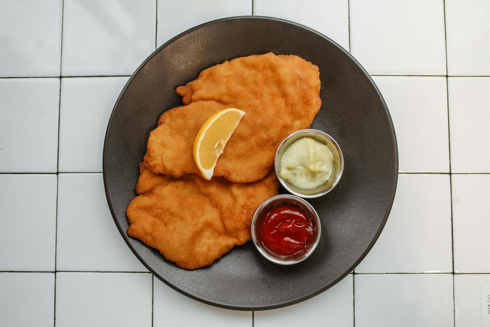 Schnitzel_on_a_plate_Prague