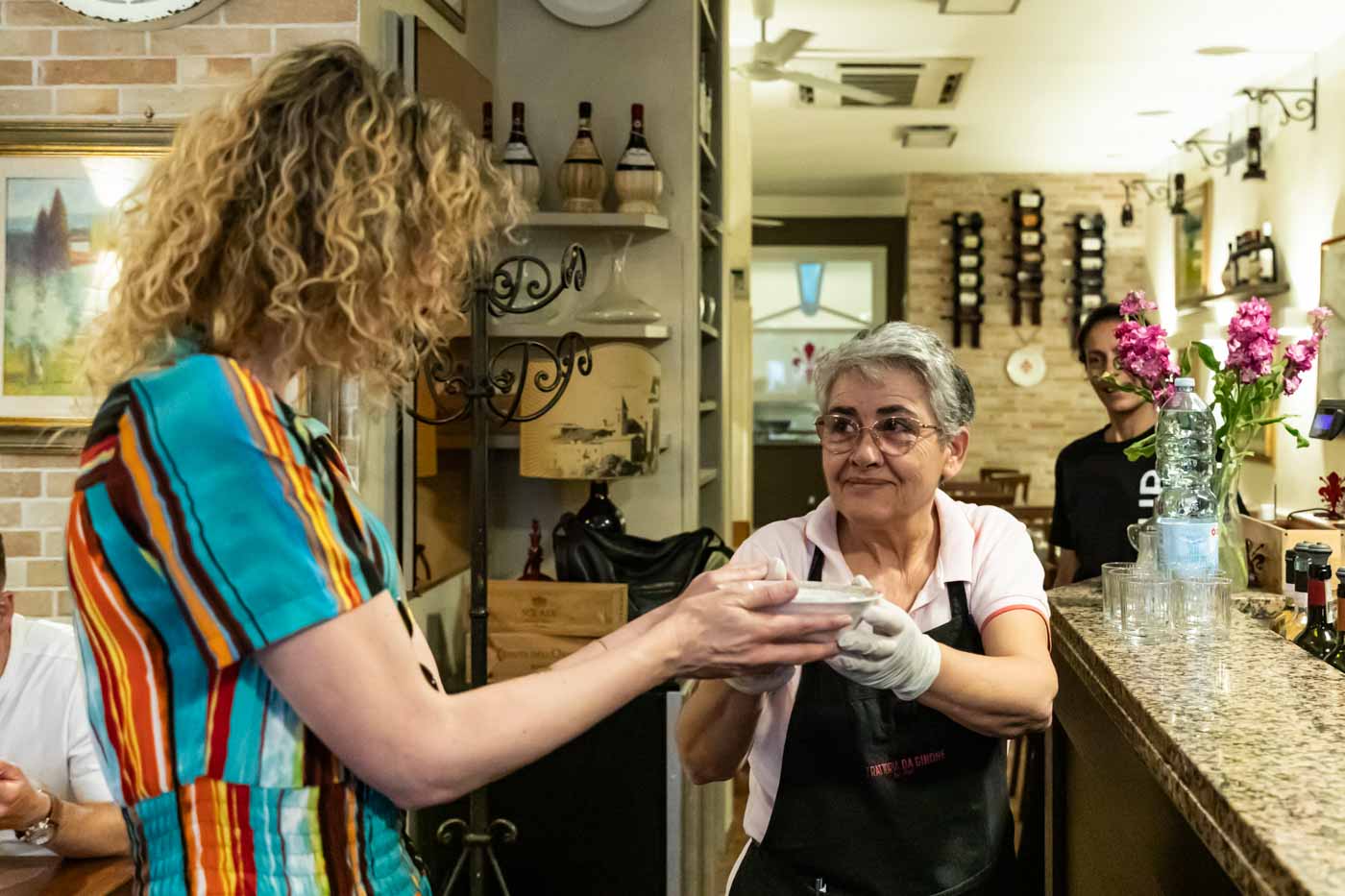 Chef_giving_food_Trattoria_da_Ginone_Florence