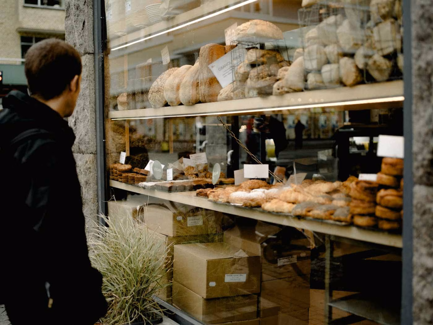 Person_looking_in_bakery_window_Copenhagen