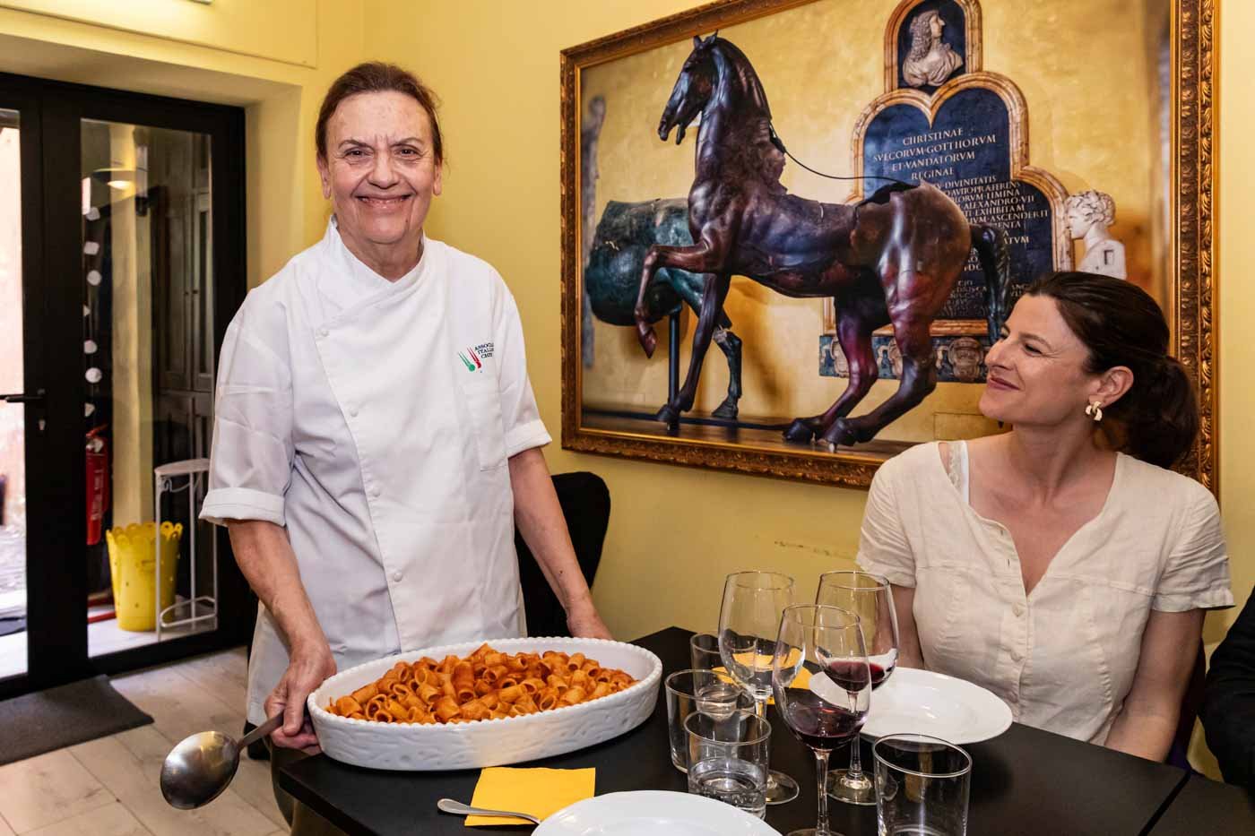 Chef_holding_a_bowl_of_pasta_at_Spirito_DiVino